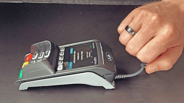 Die Kreditkarte am Finger: Der Bezahlring macht es möglich.