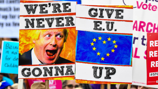Wer gibt wen auf? Demonstranten in London protestieren gegen das von Boris Johnson ausgehandelte Brexit-Abkommen.