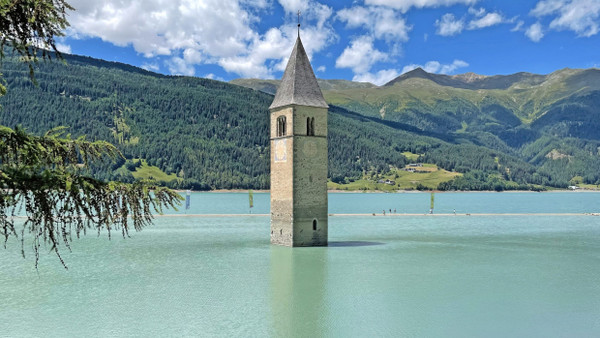 Relikt einer versunkenen Welt: der Kirchturm des Südtiroler Dorfes Graun im Reschensee.