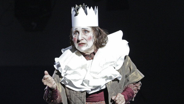 Margit Bendokat als Märchenerzählerin in „Shakespeare. Spiele für Mörder, Opfer und Sonstige“ am Deutschen Theater.