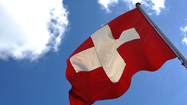 Schweizer Fahne im Wind