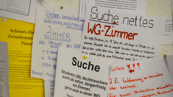 Man sieht das Zimmer vor lauter Wohnungen nicht: Gesuche am Schwarzen Brett an der Universität in Konstanz. (Symbolbild)