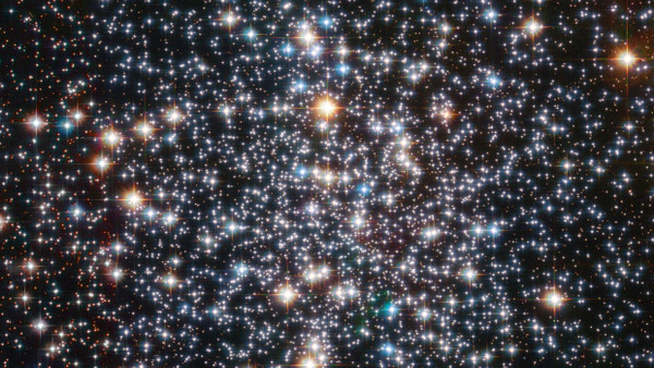 Aus Hunderttausenden funkelnder Sterne besteht der Kugelsternhaufen Messier 4 (kurz M 4)  im Sternbild des Skorpions. Er ist etwa 7000 Lichtjahre von der Lichtstraße entfernt.  Etwa alle 115 Millionen Jahre durchfliegt Messier 4 die Zentralregion unserer Milchstraße. Hier eine Aufnahme des Weltraumteleskops Hubble.
