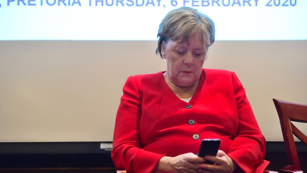 Sie durfte damals nicht weiterschalten, als die neuesten Meldungen aus Thüringen eintrafen: Bundeskanzlerin Angela Merkel (CDU) am 6. Februar 2020 in Pretoria, Südafrika.