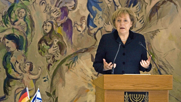 Angela Merkel spricht 2008 in der Knesset in Jerusalem.