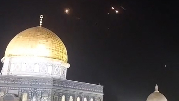 Dieses Foto stammt aus einem Video vom 14. April und zeigt Spuren von Raketen über dem Felsendom in Jerusalem.