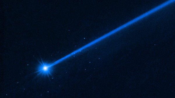 Wer genau hinschaut, sieht die weggeschleuderten Felsen als 37 blaue Punkte um den hellen Asteroidenmond herum. Der blaue Schweiß besteht aus aufgewirbeltem Staub.