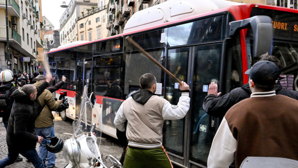 Mit Stöcken und Holzlatten bewaffnet: Angriff auf einen Bus mit Frankfurt-Fans in Neapel