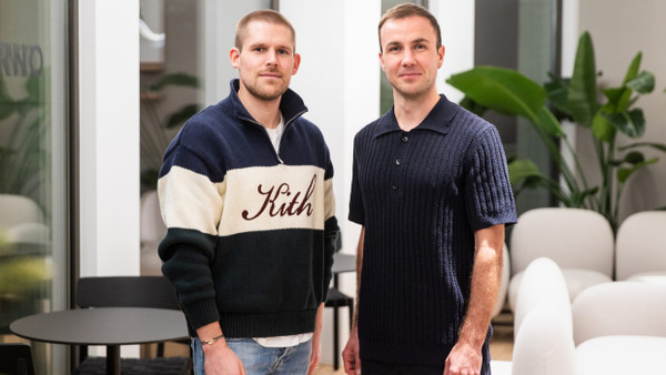 Gründer Max Waldmann (links) und Investor Mario Götze in den Räumen des Gesundheits-Start-ups Eterno in Frankfurt