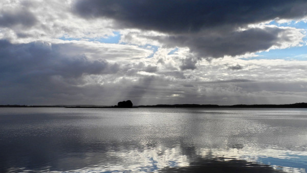 Eine Landschaft wie aus Poesie gemacht:  Wolken über dem Dargin-See, der zur masurischen Seenplatte gehört.