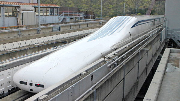 Der siebenteilige Magnetschwebezug der Central Japan Railway siebenteilige Magnetschwebebahn kehrt zum Bahnhof zurück.