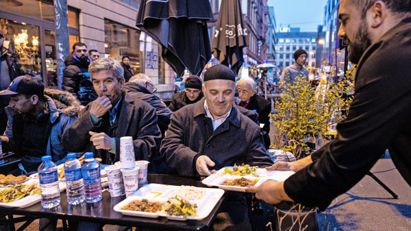Das muslimische Fastenbrechen wird im Frankfurter Bahnhofsviertel auf der Straße zelebriert.
