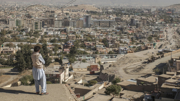 Nicht immer klar, wo hier das Geld ankommt: Ein Mann blickt über die afghanische Hauptstadt Kabul.