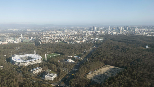 Luftaufnahme des Frankfurter Waldstadions und der anliegenden Otto-Fleck-Schneise.