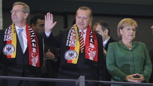 Recep Tayyip Erdoğan im Berliner Olympiastadion: Der türkische Staatspräsident steht 2010 neben der damaligen Bundeskanzlerin Angela Merkel.