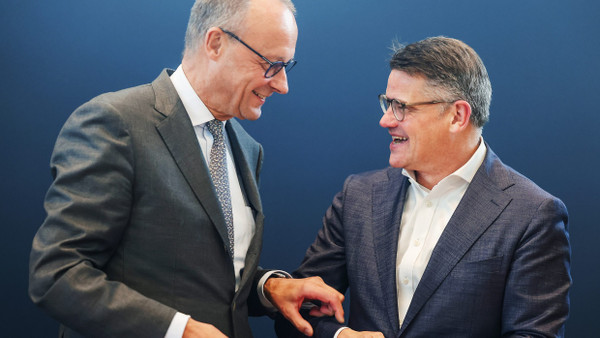 Beeindruckt: Der CDU-Bundesvorsitzende Friedrich Merz (links) gratuliert dem hessischen Regierungschef Boris Rhein zu dessen Wiederwahl.