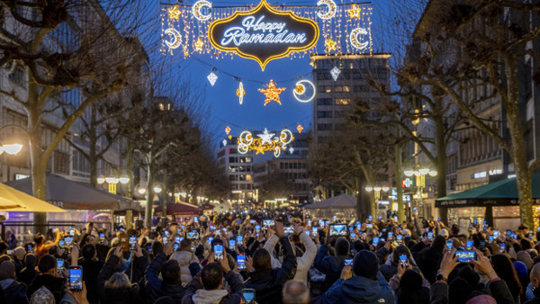 Seit dem 10. März leuchtet in der Frankfurter Innenstadt die Ramadan-Beleuchtung.