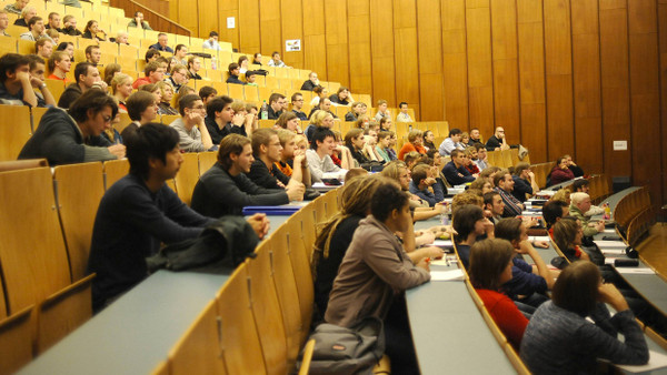 Die Hörsäle an den deutschen Universitäten bleiben auch in den kommenden Jahren voll.