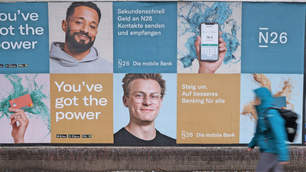 Mit Plakaten wie hier in Berlin will N26 neue Kunden gewinnen.