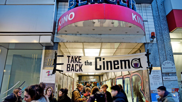 Neueröffnung: Junge Leute haben das ehemalige Berger Kino an der Berger Straße besetzt