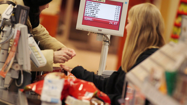 Immer weniger Menschen nutzen Bankautomaten – dafür kann man im Supermarkt Geld an der Kasse abheben.