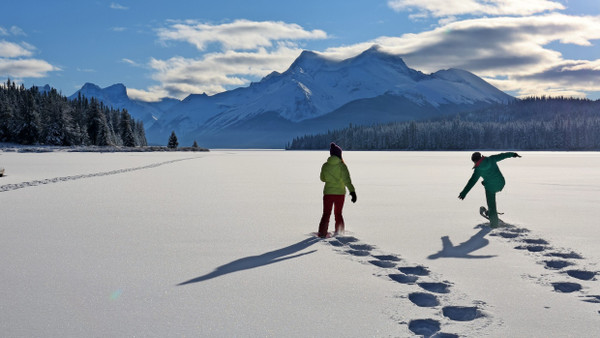 Weißer Rausch: Schneeschuhe anschnallen und dann durch das federleichte Weiß des Maligne Lake im Jasper National Park stolpern