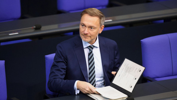 Bundesfinanzminister Christian Lindner hat ein abermaliges Aussetzen der Schuldenbremse für 2024 nicht ausgeschlossen.