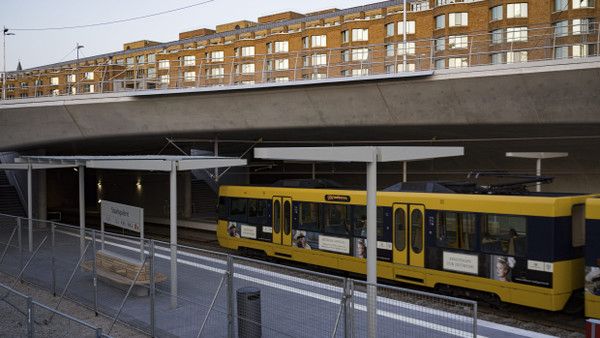 Was nach der Postmoderne kommt, sieht nicht mehr so schön bunt aus: Im September 2020, 36 Jahre nach James Stirlings Museumsbau, wurde in Stuttgart die U-Bahn-Haltestelle für Besucher der Staatsgalerie eingeweiht.