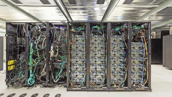 Rechenwunder: Im Rechenzentrum der Universität Stuttgart steht der Supercomputer „Hawk“, eine Anlage von HPE mit einer Rechenleistung von 26 Petaflops und einem Kaufpreis von 44 Millionen Euro.