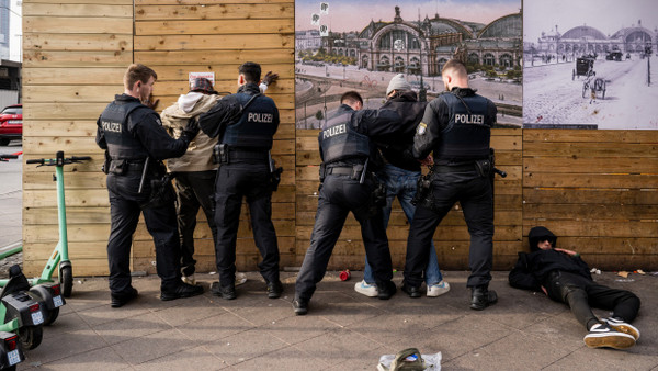 Razzia in Frankfurt: Die Polizisten durchsuchen Verdächtige im Frankfurter Bahnhofsviertel.