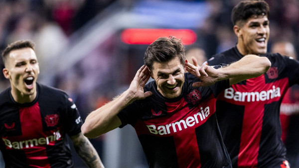 Auf dem Weg zum Titel: Die Fußballprofis von Bayer Leverkusen stürmen durch Deutschland und Europa.