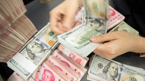 US-Dollar und Renminbi: Ihr Wechselkurs-Verhältnis bestimmt den Welthandel mit.