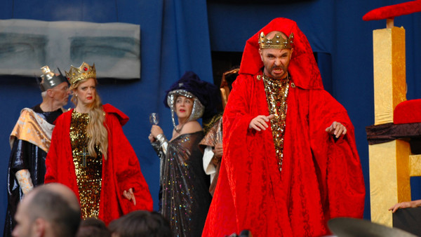 Blutrote Berufskleidung enthüllt den Tyrannen: Unter der Regie von Rainer Pudenz brachte die Kammeroper Frankfurt 2016 Verdis Bearbeitung von Shakespeares „Macbeth“ heraus.