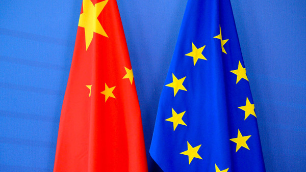 Die chinesische und die europäische Flagge hängen nebeneinander.