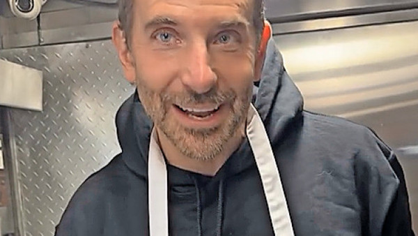 Mit Kochschürze: Schauspieler und Regisseur Bradley Cooper im Foodtruck