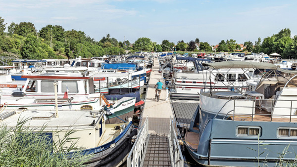 Im Hafen von Saint-Jean-de-Losne: Die Boote kosten zwischen 11.000 und einer halben Million Euro.