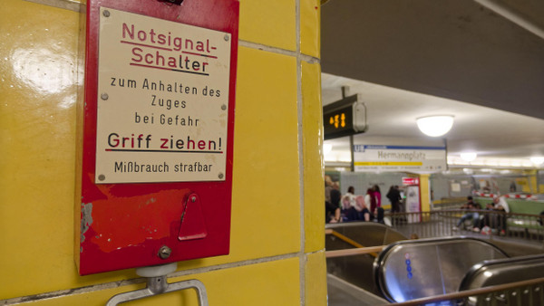 Gut, wenn klar ist, was bei Gefahr getan werden muss: Notsignal-Schalter am Gleis der U-Bahn Station Hermannplatz.