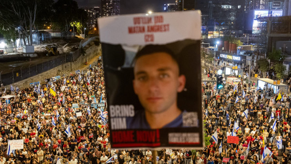 Zehntausende Israelis gingen am Samstag gegen die Regierung auf die Straße und forderten einen Geiseldeal.