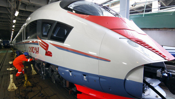 Wie der Fortschritt, einstweilen gestoppt: Im Jahre 2008 wurde im Fährhafen Mukran der erste Hochgeschwindigkeitszug von Siemens für die russische Eisenbahn verschifft.