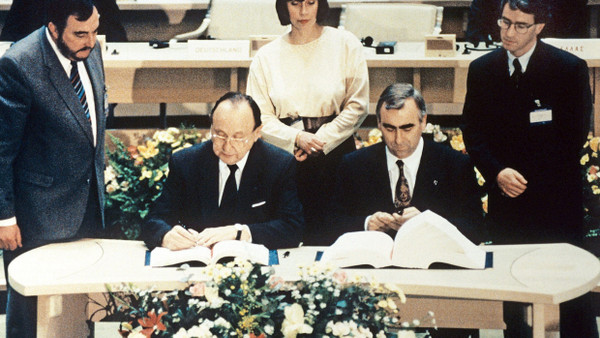 Unterschriften großer Tragweite: Außenminister Hans- Dietrich Genscher (l.) und Finanzminister Theo Waigel (r.) unterzeichnen am 7. Februar 1992 den Vertrag zur Wirtschafts- und Währungsunion der Europäischen Gemeinschaft in Maastricht.