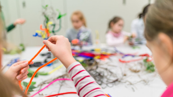 Basteln, Bauen, Neues über Kunst lernen: Das Angebot für Kinder  in den Museen ist groß. Wer in den Sommerferien mitmachen will, sollte rasch buchen.