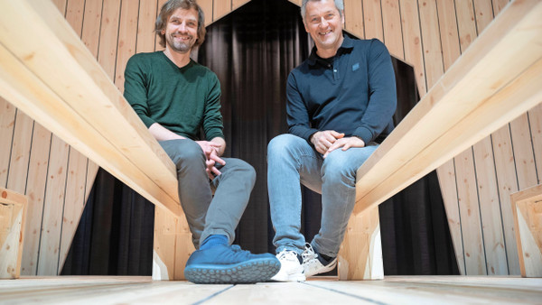 Musikpsychologen: Regisseur Tilmann Köhler (links) und Dirigent Markus Poschner im Bühnenbild der Oper „Der Traumgörge“