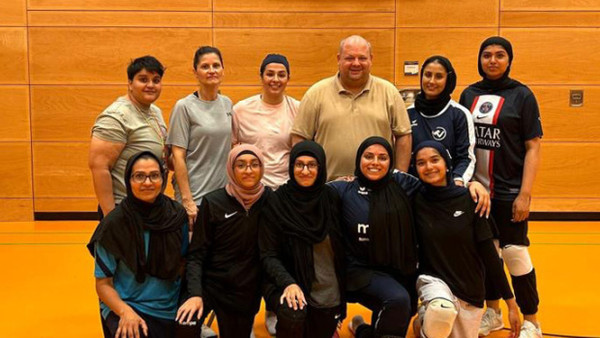 Integration mit Sport: Die Volleyballmannschaft des TV Büttelborn und ihr Trainer