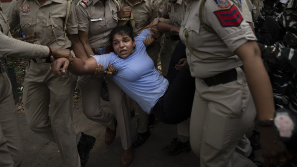 Die Ringerin Sakshi Malik wird bei den Protesten festgenommen.