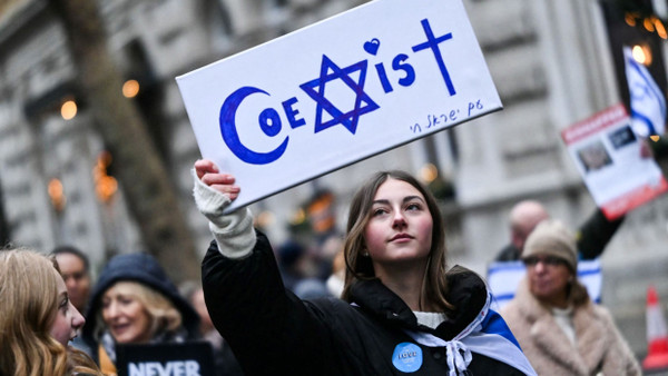 Gemeinsam existieren: Eine Demonstrantin hält in London ein Schild mit der Aufschrift „coexist“.