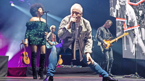 Alles unter Kontrolle: Jim Kerr, Sänger der Simple Minds, bei seinem Auftritt in der Frankfurter Festhalle