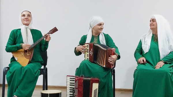 Sängerinnen aus dem Dorf geben  in Nazys Guesthouse ein Konzert.