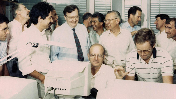 Herwig Schopper (5.von links) und links daneben Generaldirektor Carlo Rubbia am 14. Juli 1989 im Kontrollraum des Cern beim Start des Teilchenbeschleuniger „Lep“.