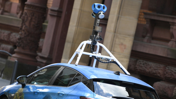 Mit einer auffälligen Kamera auf dem Dach fährt ein Auto von Google Street-View durch das Gerichtsviertel in Frankfurt.