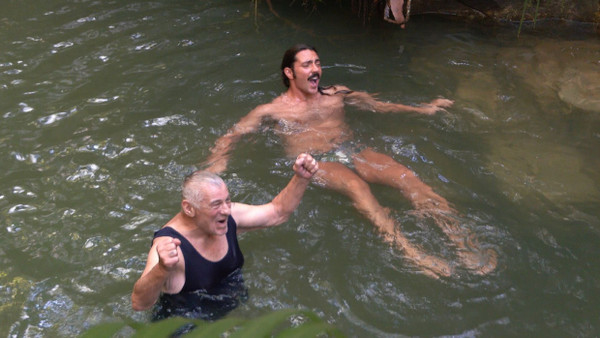 Nach dem Frühsport: Heinz Hoenig (links) und Fabio Knez planschen fröhlich im Weiher.